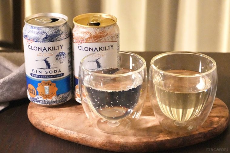 木のカッティングボードにのったアイリッシュジンとウイスキーのハイボールとソーダとグレーの布とグラス