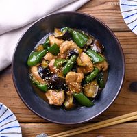【作り方】鶏ももとなすとピーマンの甘辛炒め