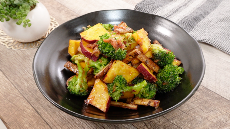 黒い皿に盛られた3種の野菜の和風マリネ