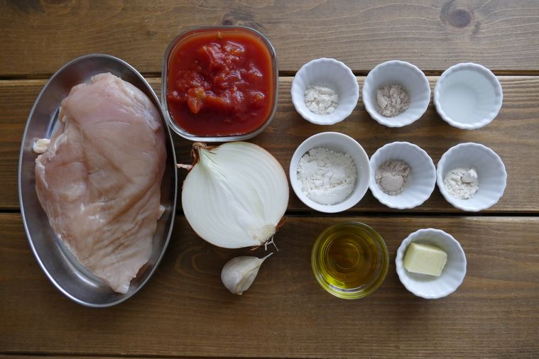 鶏むね肉のトマト煮込みの材料が並ぶ木製テーブル