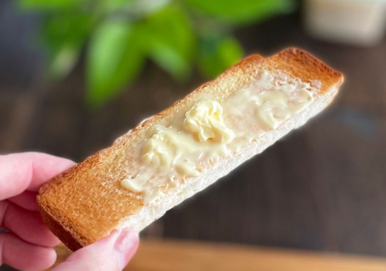 なめらかママソフトプレーンを塗ったトースト