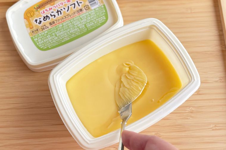 バターナイフでマーガリンをすくっているところ
