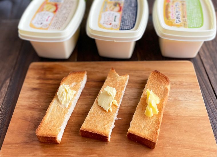 トーストに業務スーパーのマーガリン3種を塗った写真