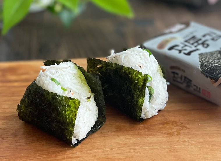 韓国のりを巻いたしらすのおにぎり