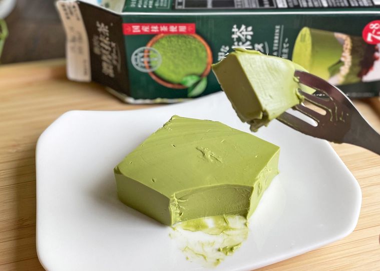 贅沢な濃厚抹茶テリーヌをフォークでカット