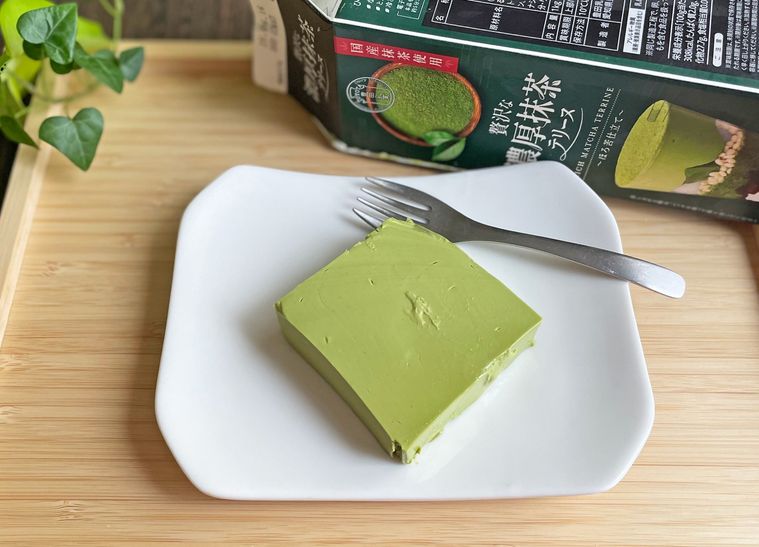 贅沢な濃厚抹茶テリーヌをお皿に盛り付けた写真