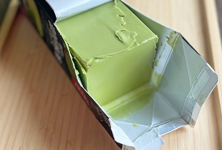 贅沢な濃厚抹茶テリーヌのパックを切り開いたところ