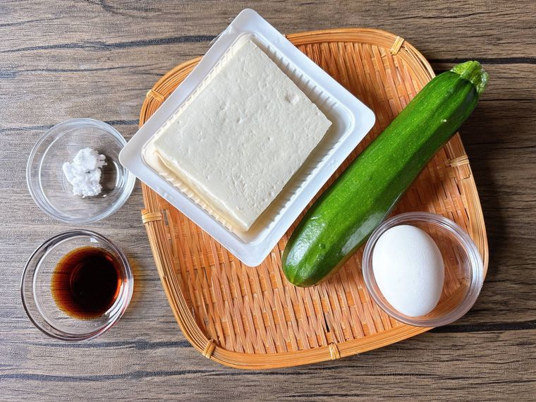 ズッキーニ、豆腐、卵の絶品チャンプルー風の材料