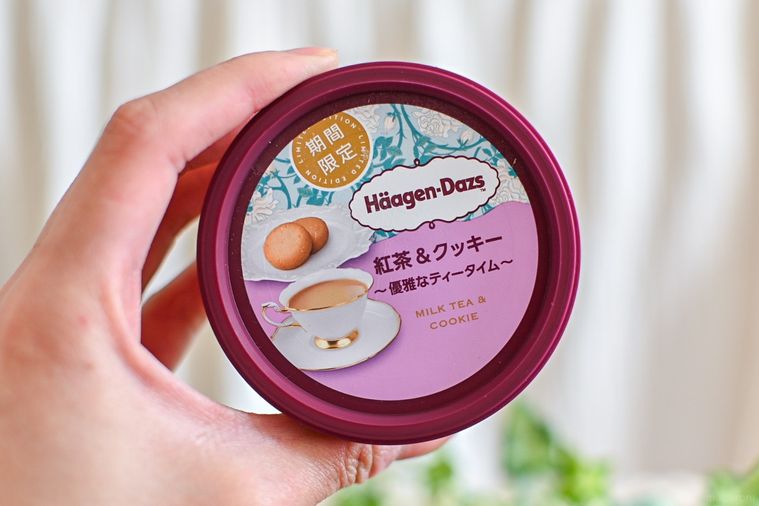 アイスのパッケージを持っているところ