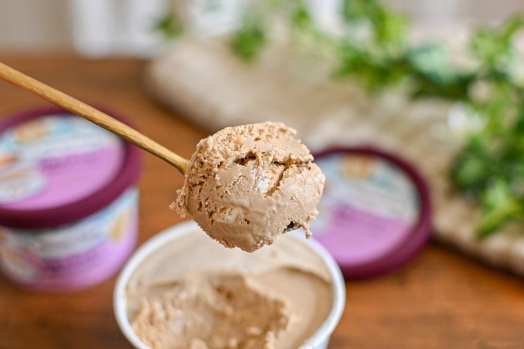 アイスをスプーンですくっているところ