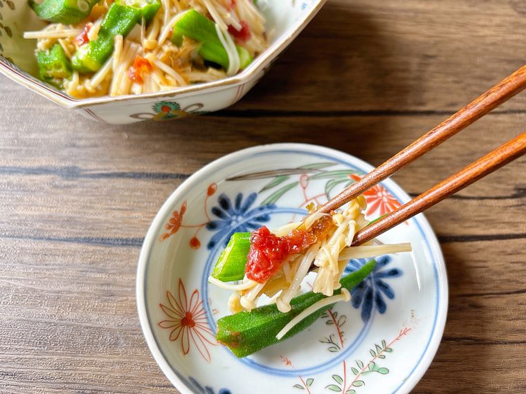 取り分けたオクラとえのきの梅肉和えを箸上げする様子