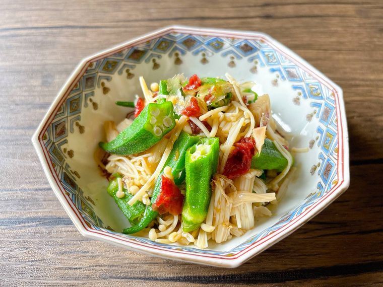 8角形の和皿に盛られたオクラとえのきの梅肉和え