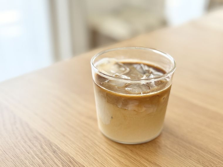 グラスに注いだ無印良品のカフェオレベース
