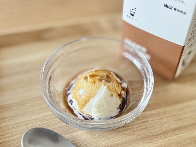 無印のカフェオレベースをかけたバニラアイス