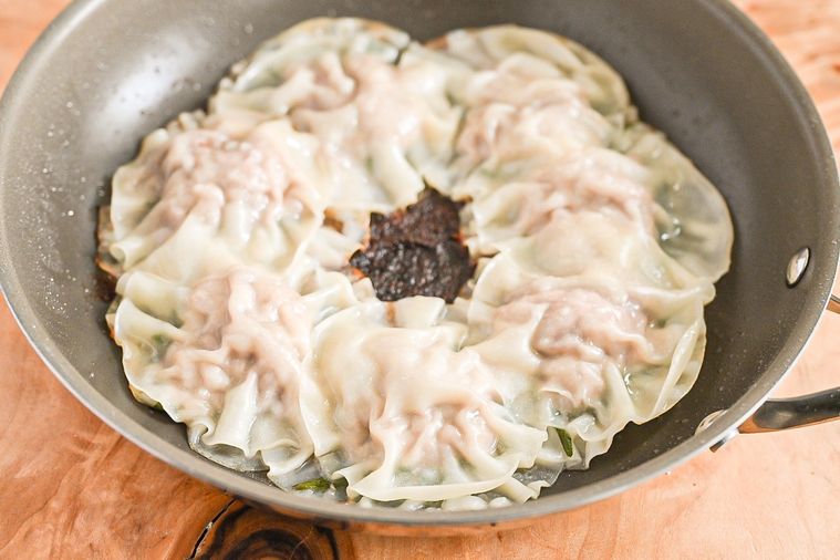 フライパンに入った完成した大葉餃子