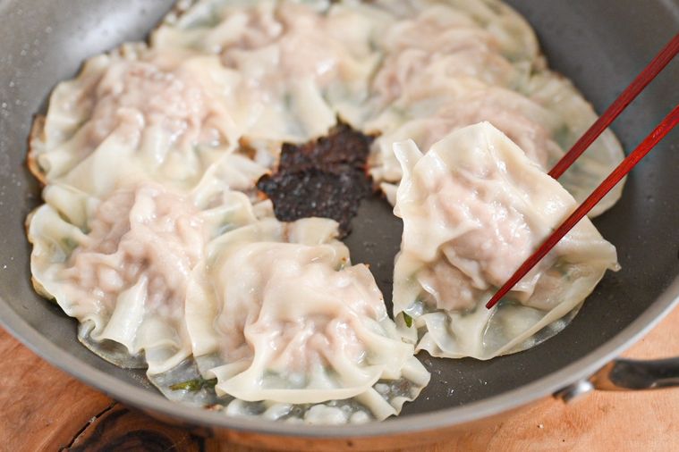 箸で持ち上げた大葉餃子