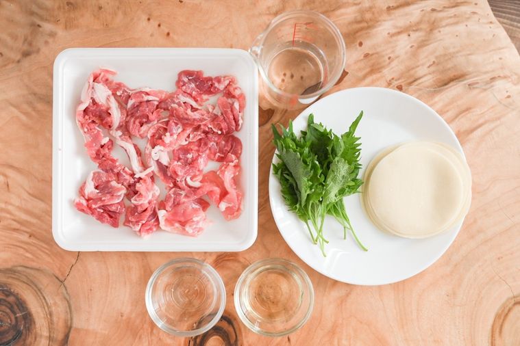 テーブルに並んだ大葉餃子の材料