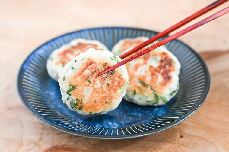 箸で持ち上げたはんぺん大葉マヨネーズ焼き