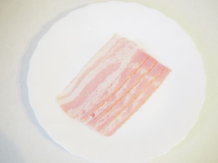 白い皿に盛り付けられたベーコン