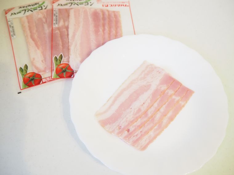 白い皿に盛り付けられたベーコン