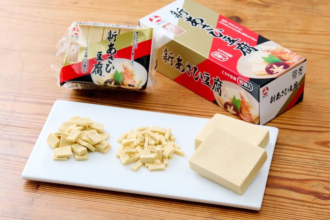 新あさひ豆腐のパッケージとさまざまな形状の高野豆腐