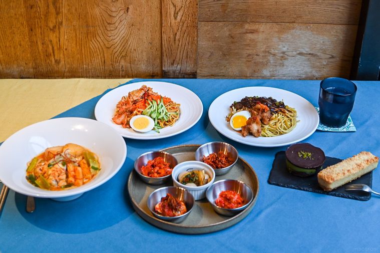 お皿にのった料理の集合