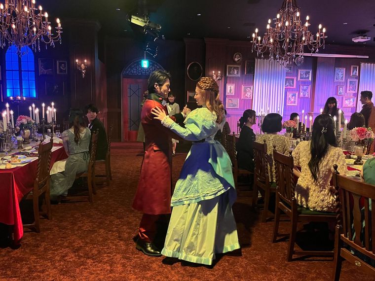 ダンスをする男女