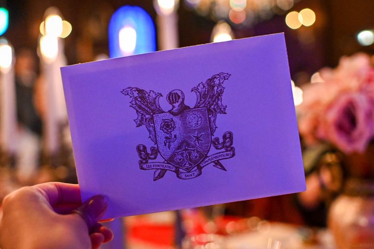 封筒を持っているところ