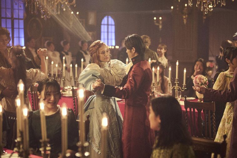 2人が踊っているところ