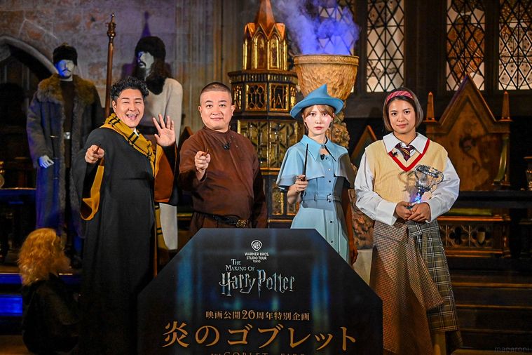 4人が並んでいる写真