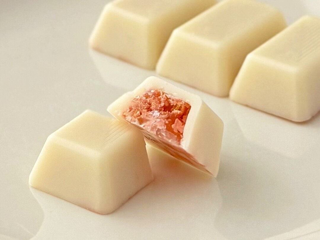 SNSで話題のお菓子「りんご飴のここ」が新食感！ホワイトチョコの中に