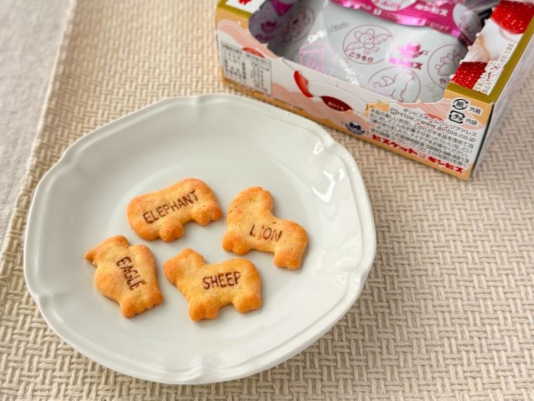 白皿にのった「ショートケーキ味のたべっ子どうぶつビスケット」