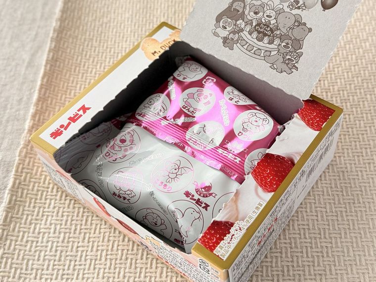 「ショートケーキ味のたべっ子どうぶつビスケット」のパッケージを開けた様子