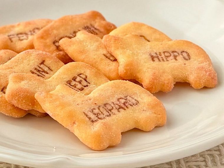 パウダーがかかった「ショートケーキ味のたべっ子どうぶつビスケット」