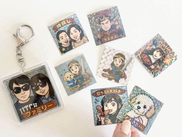 ビックリマンチョコ風シールやキーホルダーが並ぶ様子