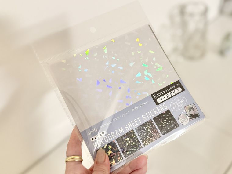セリアのホログラムシートシールを手で持っている様子