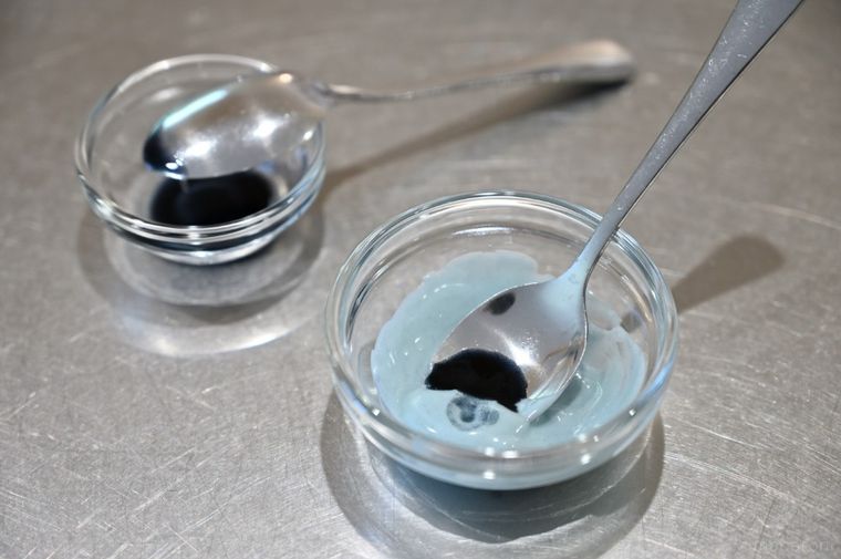 青の着色料と水色のチョコレート