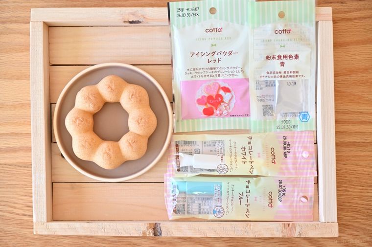 木製トレイに並んだドーナツと製菓材料