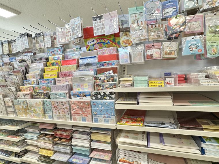 折り紙などが並ぶセリアの売り場