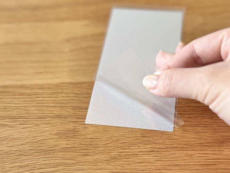 推しカラーホログラムシールをはがしている様子