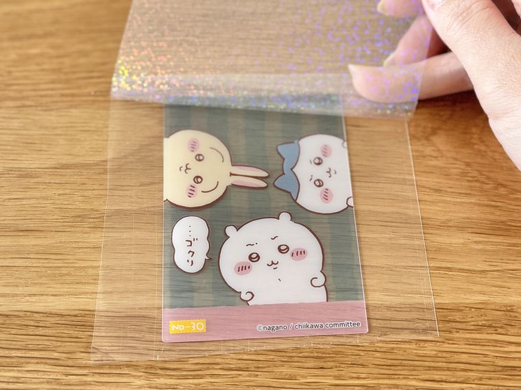 ちいかわのカードにホログラムシートシールを貼っている様子