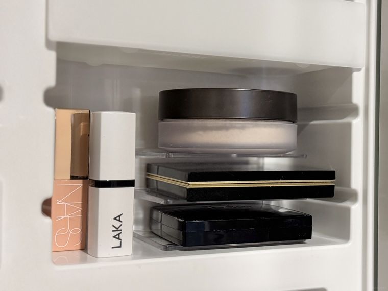 仕切りスタンドを台にしてコスメを収納した様子