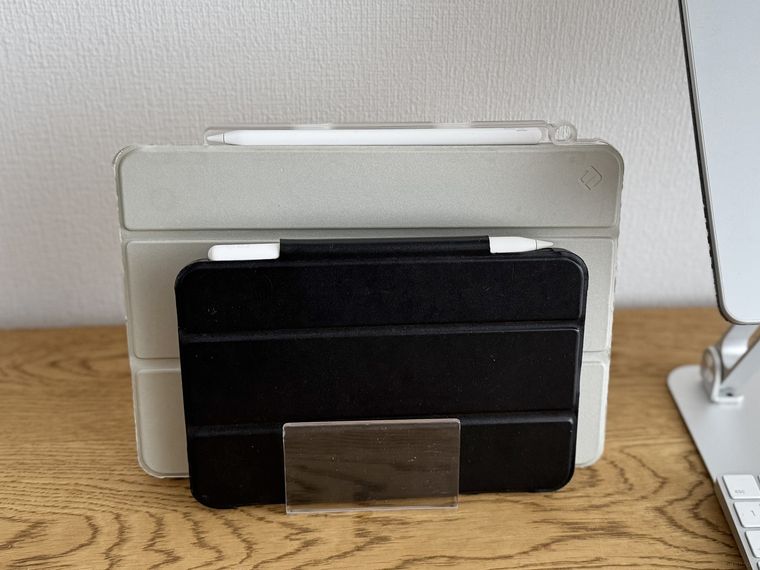 仕切りスタンドにiPadを立てかけた様子