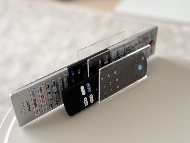 仕切りスタンドにリモコンを立てかけた様子