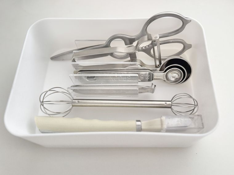 仕切りスタンドでキッチンばさみやピーラーを整理した様子