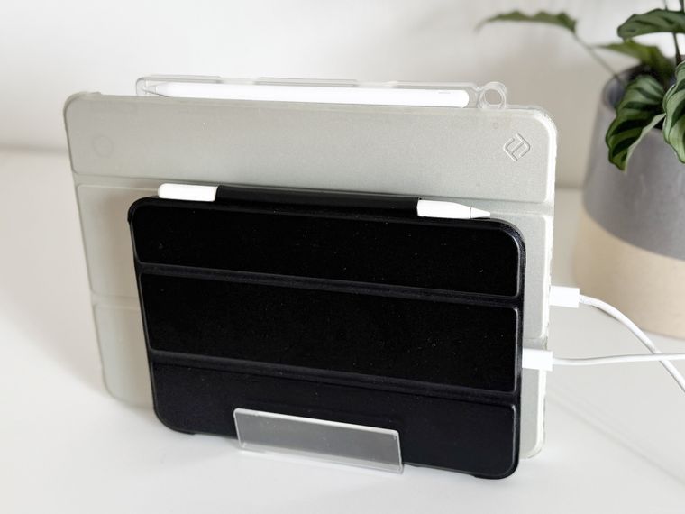 デスク仕切りスタンド・ショートに立てかけたiPad