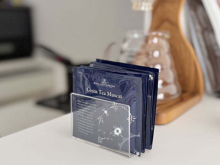 仕切りスタンドに紅茶の茶葉を立てかけた様子