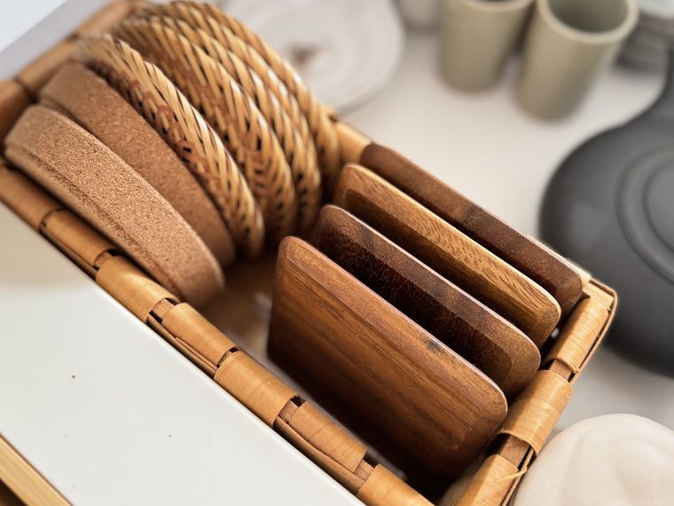 仕切りスタンドでコースターを整理した様子