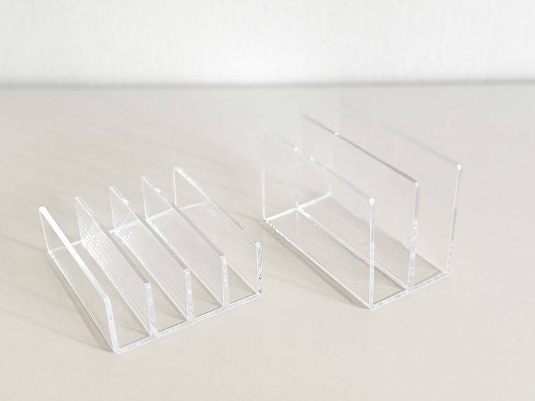 サイズの違う仕切りスタンド2種類が並ぶ様子