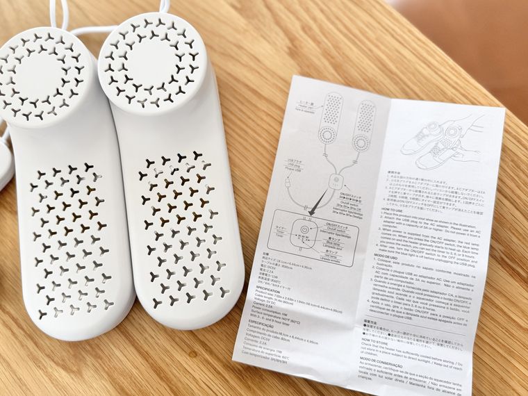 ダイソーUSB式シューズドライヤーの本体と説明書